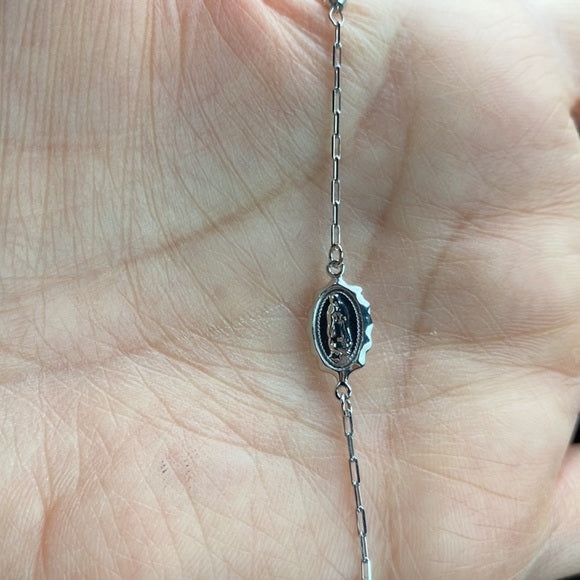 Silver chain necklace with a pendant on a hand availabe on TX.ORO website.