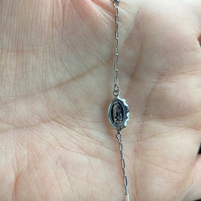 Silver chain necklace with a pendant on a hand availabe on TX.ORO website.