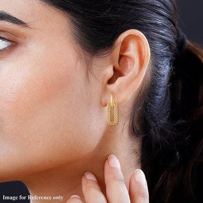 Close-up of a woman's ear with a gold earring against a neutral background available on the TX.ORO website.