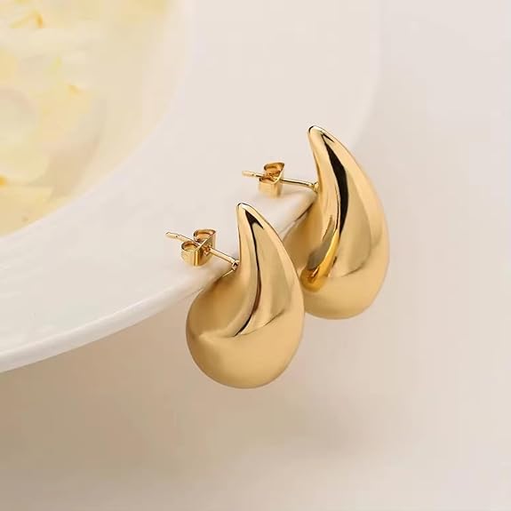 Gold teardrop-shaped earrings on a light background available on the TX.ORO website.