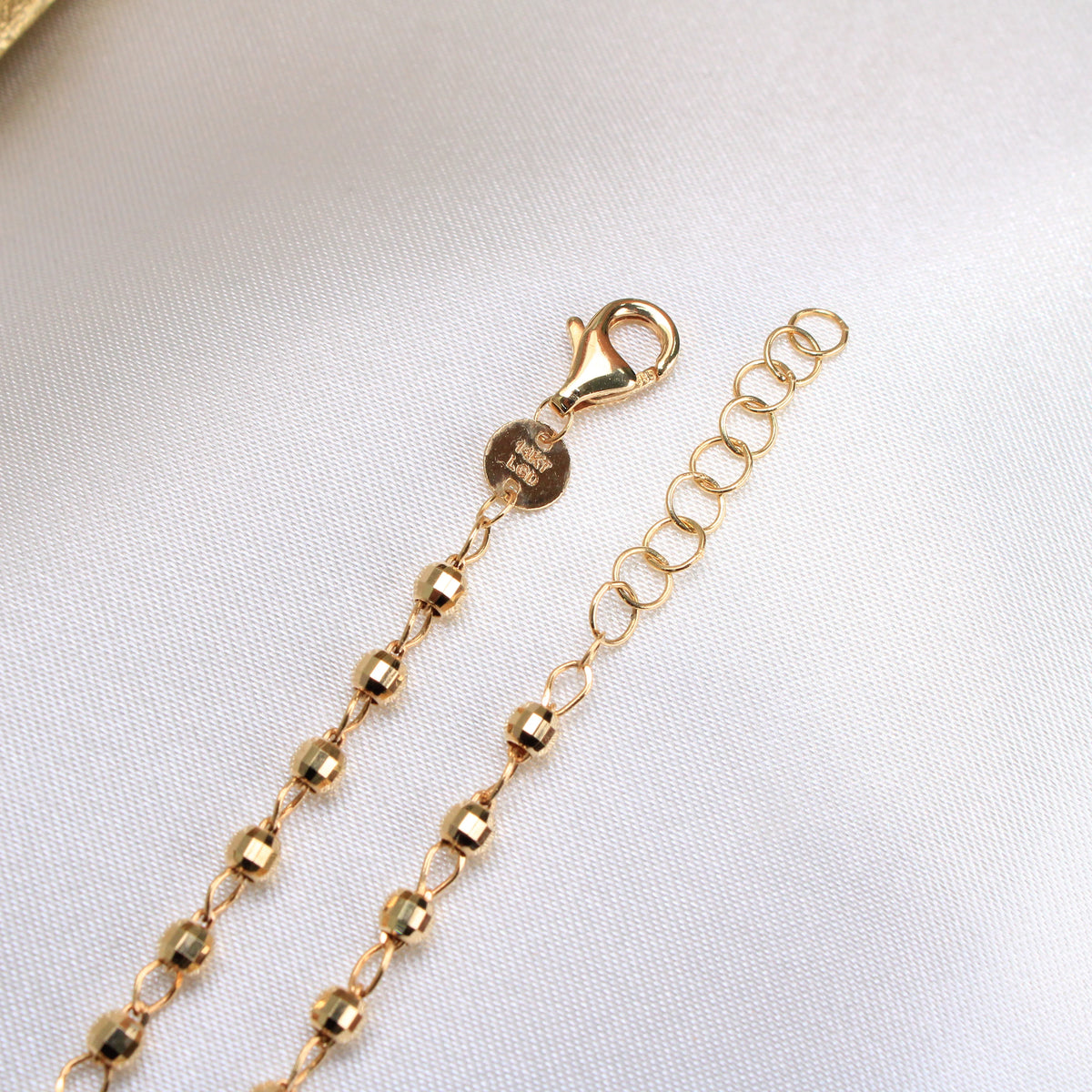 Gold chain with clasp on a white background available on the TX.ORO website.