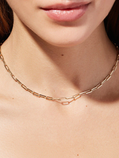 Rose gold chain necklace worn by a person available on the TX.ORO website.