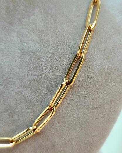 Gold chain on a light gray background available on the TX.ORO website.