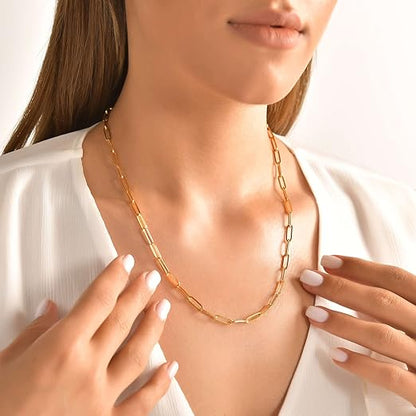 Gold necklace being worn by a person with a white background available on the TX.ORO website.