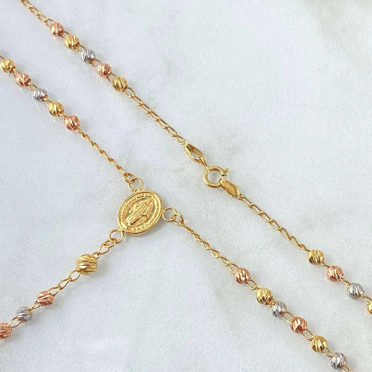 Gold chain necklace with a central pendant on a white background available on the TX.ORO website.
