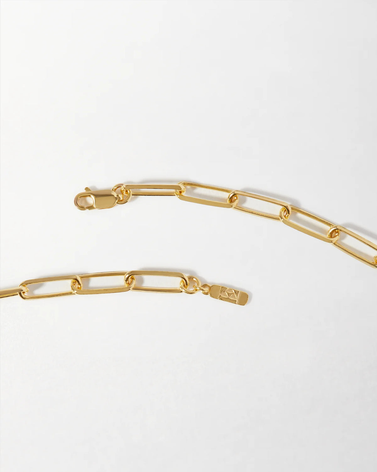 Gold chain belt on a white background available on the TX.ORO website.