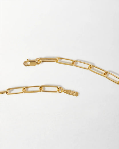 Gold chain belt on a white background available on the TX.ORO website.