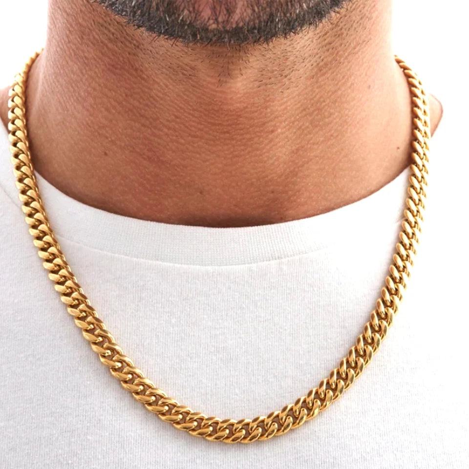 Gold chain necklace worn by a person on a white background available on the TX.ORO website.