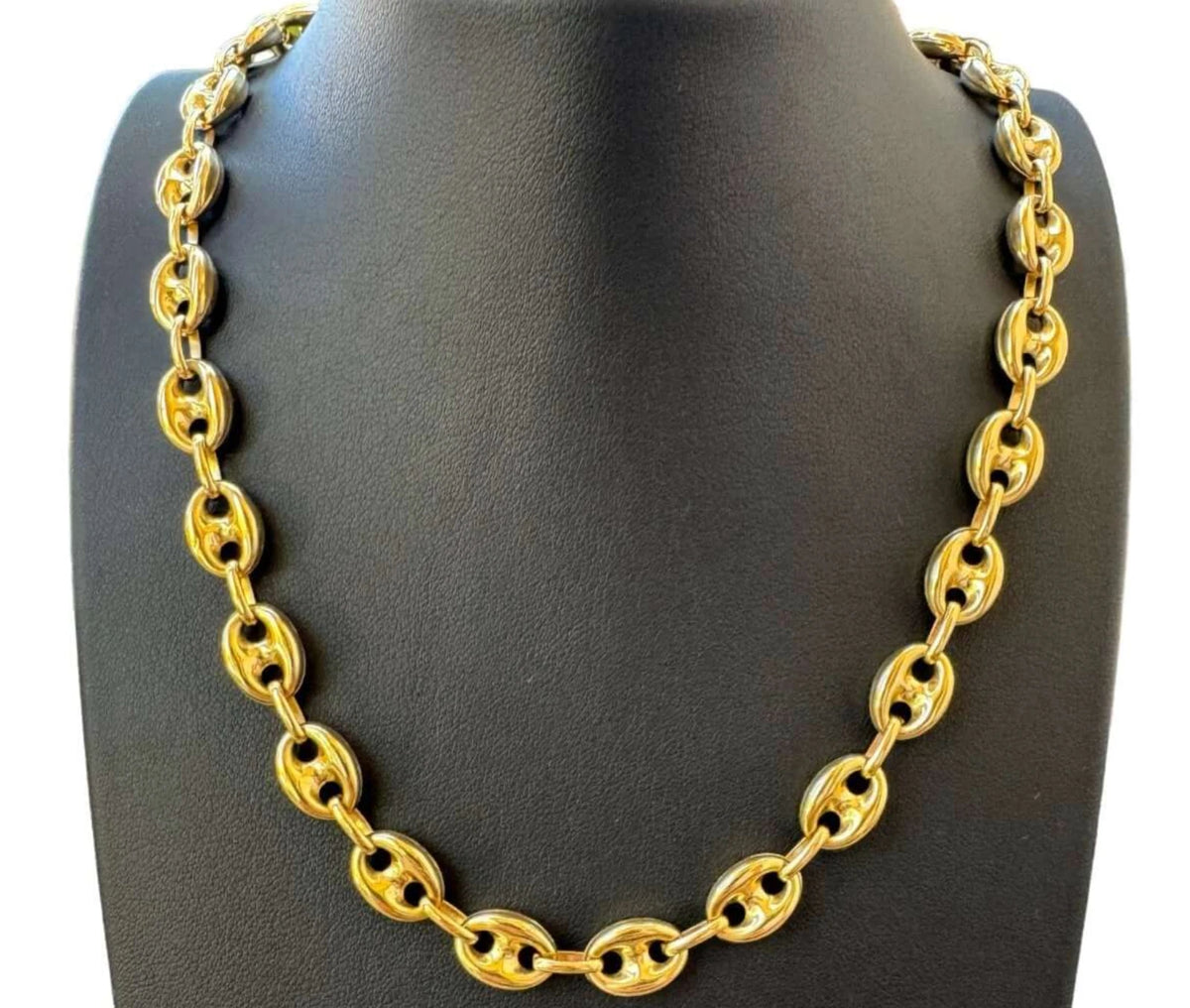 Gold chain necklace on a black mannequin available on the TX.ORO website.