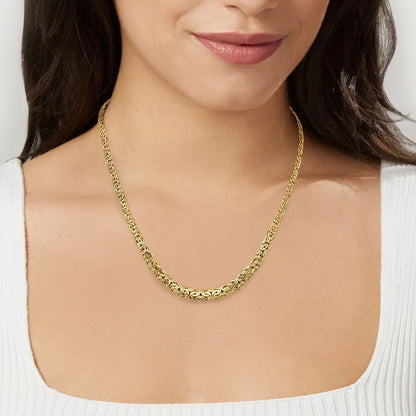 Gold necklace worn by a person on a plain background available on the TX.ORO website.