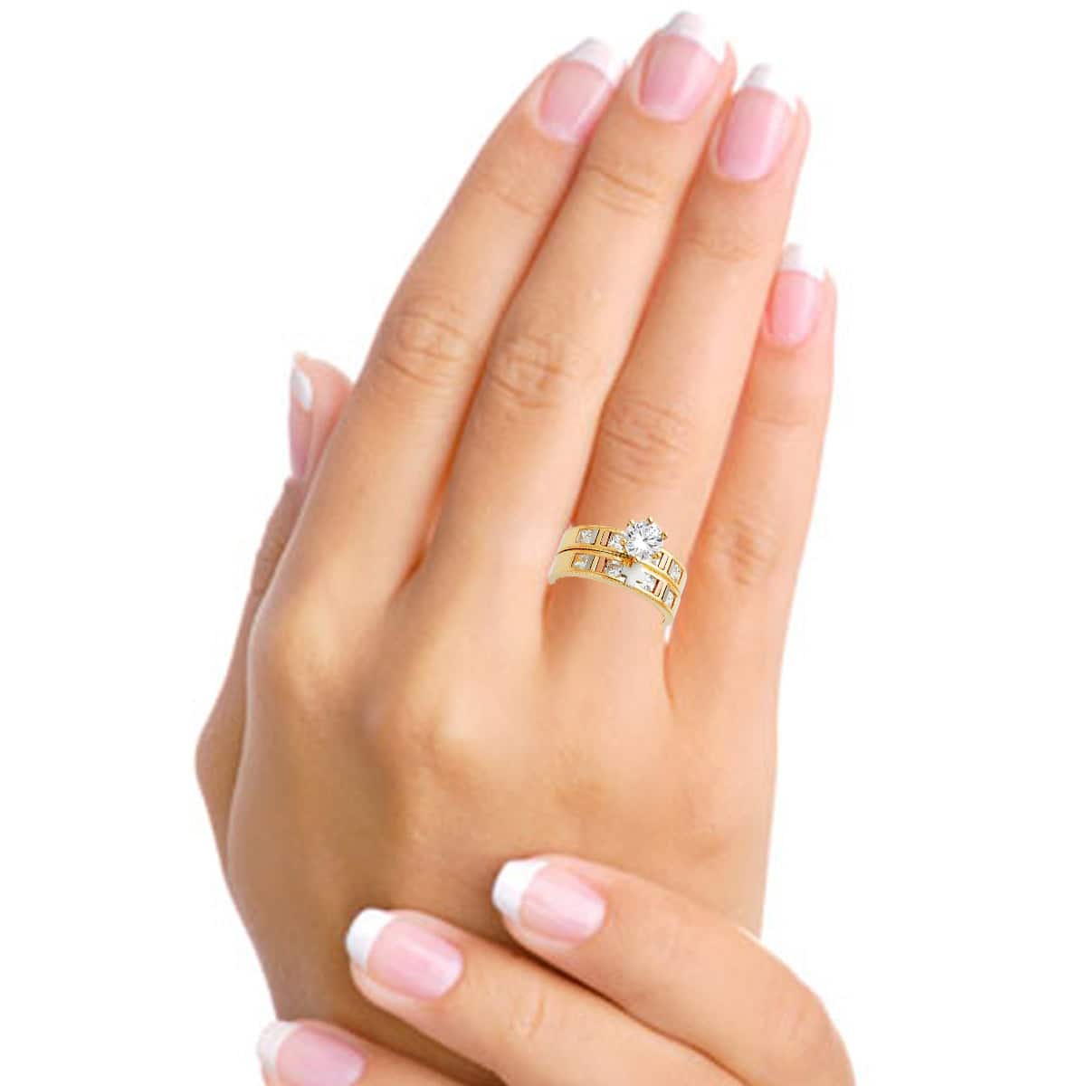 Hand wearing a gold ring with a diamond on a white background availabe on TX.ORO website