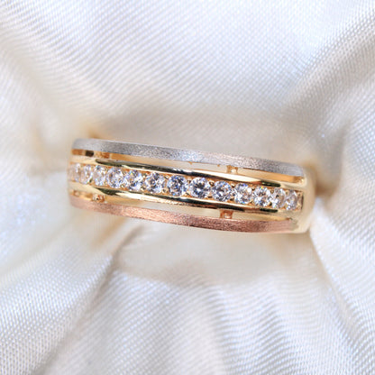 Gold ring with diamonds on a white fabric background availabe on TX.ORO website.